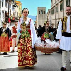 pasqua sicilia sfilata con costumi tradizionali piana degli albanesi