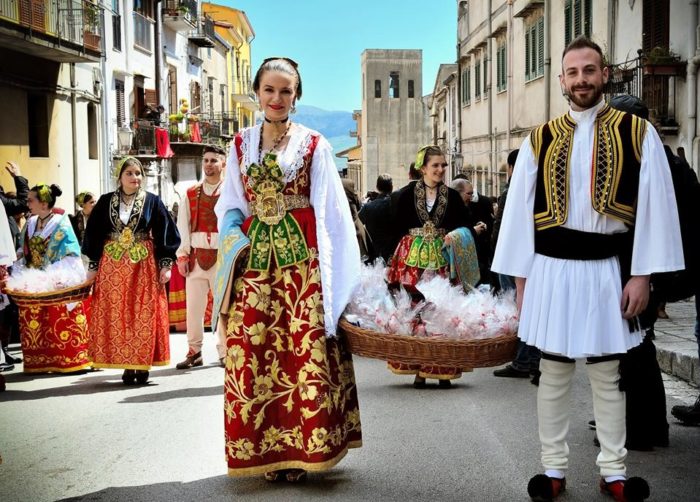 pasqua sicilia sfilata con costumi tradizionali piana degli albanesi